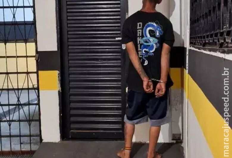 Jovem é flagrado entrando em presídio para "fazer negócio" Jovem é flagrado entrando em presídio para "fazer negócio"