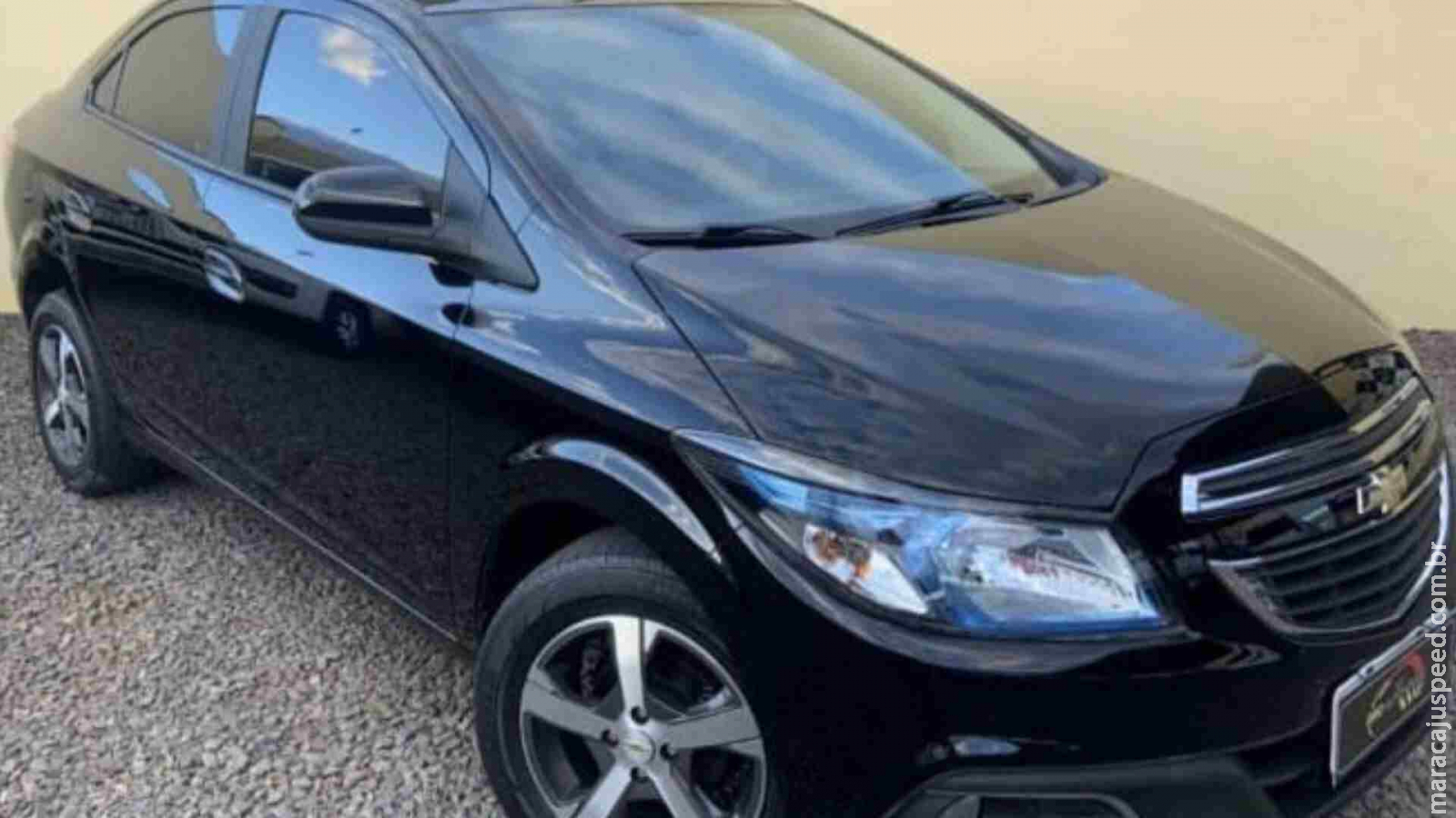 Jovem tem carro roubado por dupla armada na saída de faculdade em Campo Grande Jovem tem carro roubado por dupla armada na saída de faculdade em Campo Grande