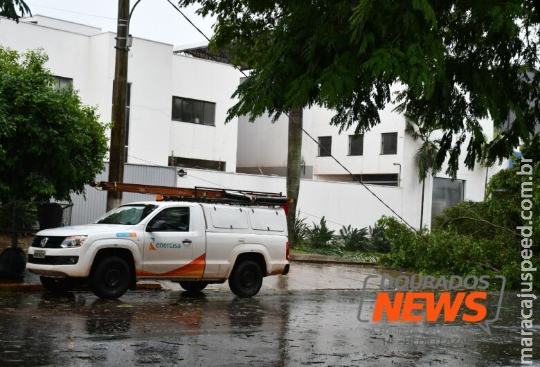 Mais de 50 bairros estão com problemas no fornecimento de energia por conta da tempestade 