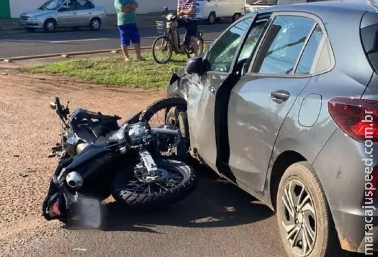 Motociclista morre ao ser atropelada em cruzamento, motorista foge Motociclista morre ao ser atropelada em cruzamento, motorista foge