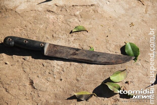 Motorista atropela e ataca homem com facão em São Gabriel do Oeste Motorista atropela e ataca homem com facão em São Gabriel do Oeste