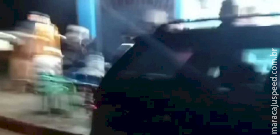 Motorista bate em 4 veículos e atropela carrinho de espetinhos em Ponta Porã