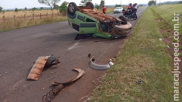 Motorista capota carro ao desviar de cachorro na Avenida Duque de Caxias Motorista capota carro ao desviar de cachorro na Avenida Duque de Caxias