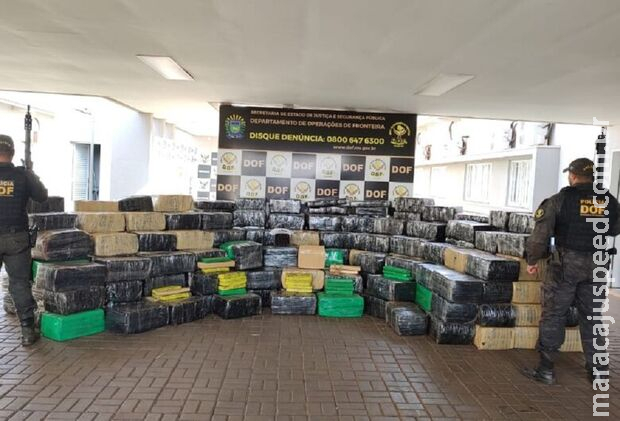Motorista joga caminhonete com 6,5t de maconha em barranco e foge para o Paraguai Motorista joga caminhonete com 6,5t de maconha em barranco e foge para o Paraguai
