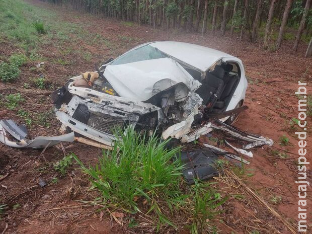 Motorista morre ao invadir pista contrária e bater em caminhão na MS-377 Motorista morre ao invadir pista contrária e bater em caminhão na MS-377