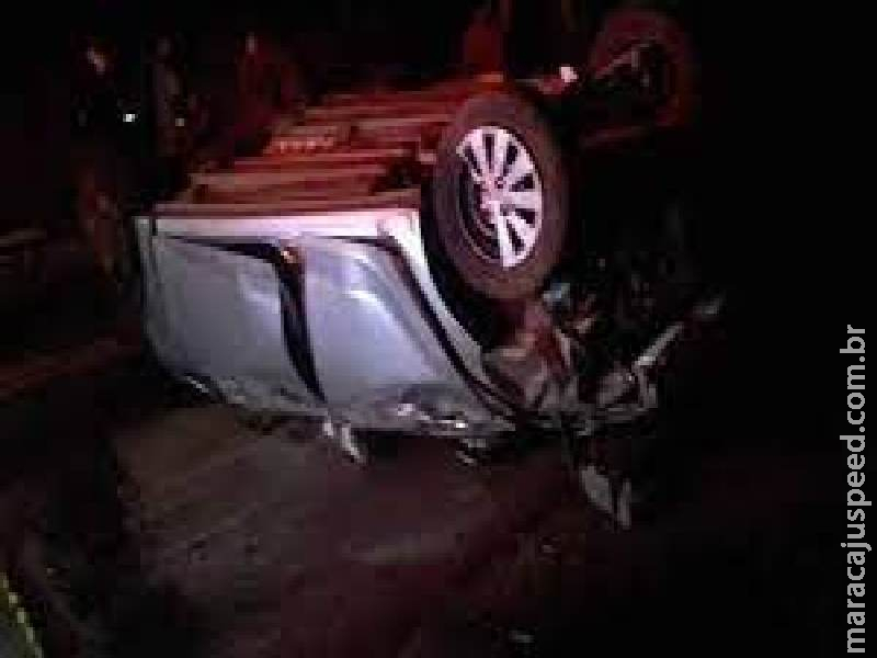 Motorista morre após bater em ponte e capotar várias vezes; dois ficaram feridos Motorista morre após bater em ponte e capotar várias vezes; dois ficaram feridos