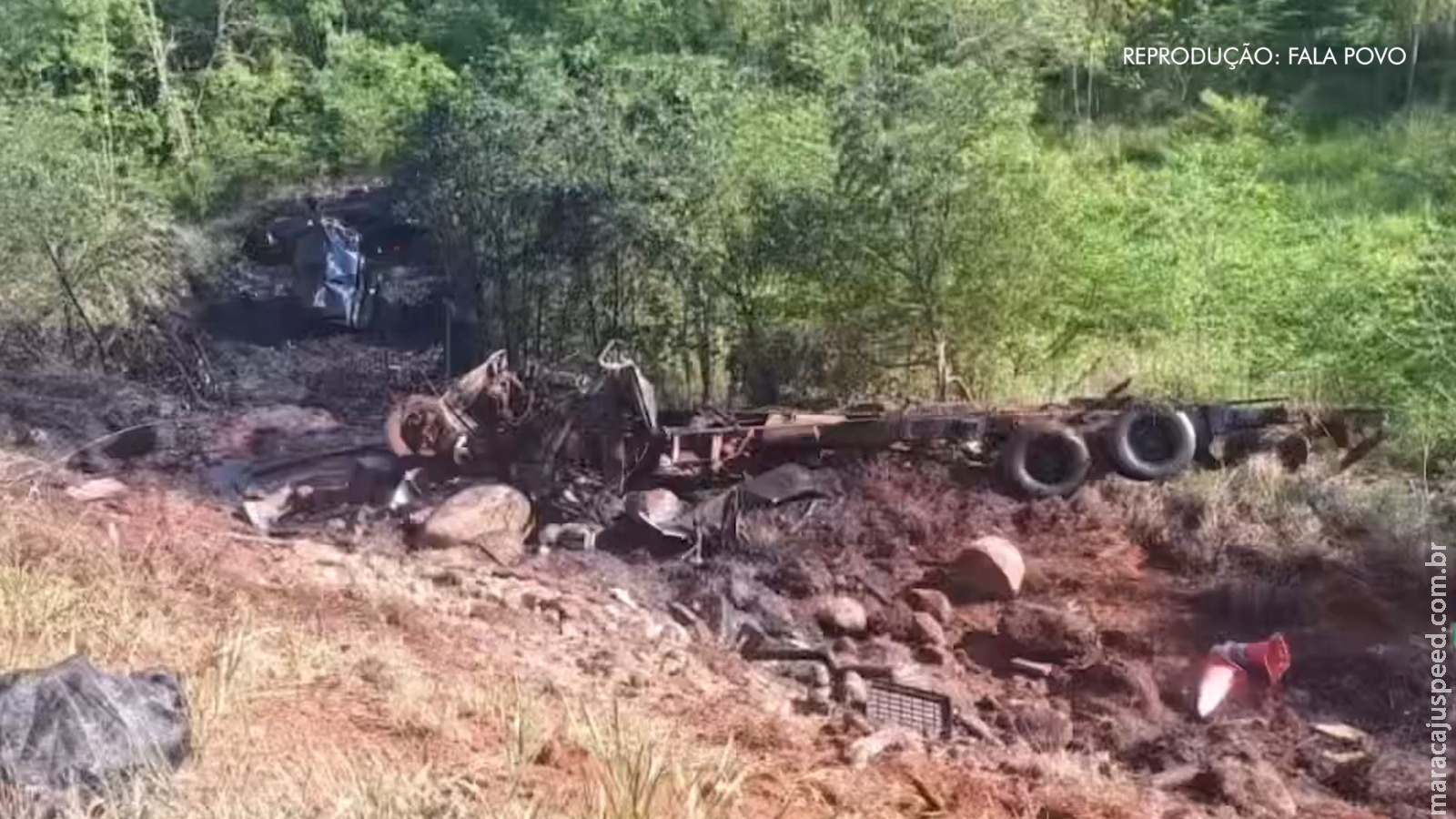 Motorista perde controle de caminhão e despenca na Motorista perde controle de caminhão e despenca na