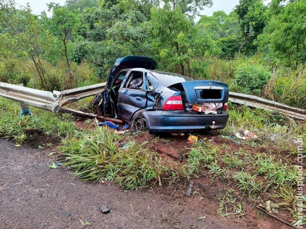 Motoristas saem ilesos após colisão frontal que destruiu veículos na BR-267 Motoristas saem ilesos após colisão frontal que destruiu veículos na BR-267
