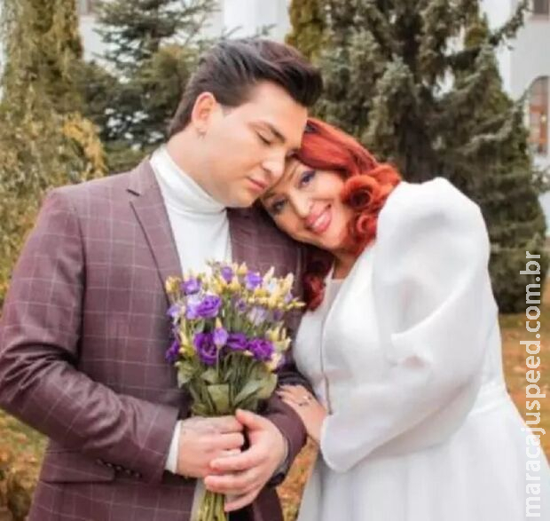 Mulher de 53 anos causa polêmica após se casar com o filho de 22