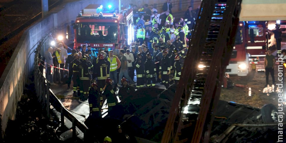 Ônibus com turistas cai de viaduto e mata 21 em Veneza Ônibus com turistas cai de viaduto e mata 21 em Veneza