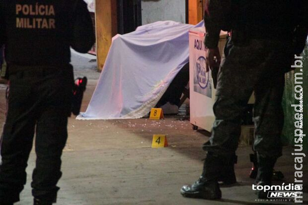 Pai e filho mortos na frente de conveniência tinham passagens por homicídios e ameaça Pai e filho mortos na frente de conveniência tinham passagens por homicídios e ameaça