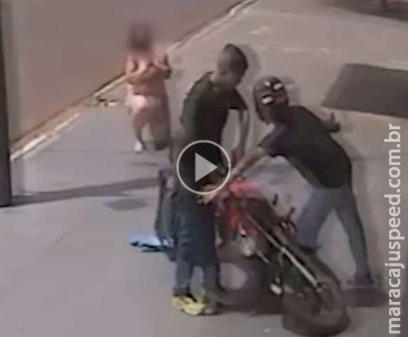 Pensei que matariam a mim e ao meu filho, diz mãe que ajoelhou por moto roubada Pensei que matariam a mim e ao meu filho, diz mãe que ajoelhou por moto roubada