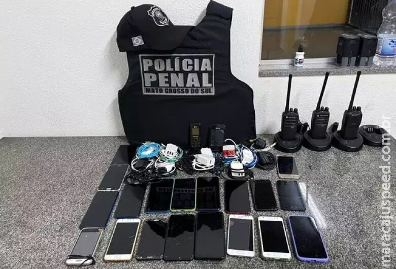 Polícia apreende 73 celulares durante operação em presídio Polícia apreende 73 celulares durante operação em presídio