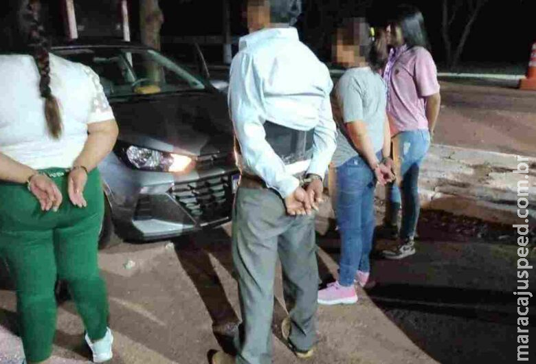 Polícia apreende R$ 275 mil em cocaína amarrada ao corpo de traficantes Polícia apreende R$ 275 mil em cocaína amarrada ao corpo de traficantes