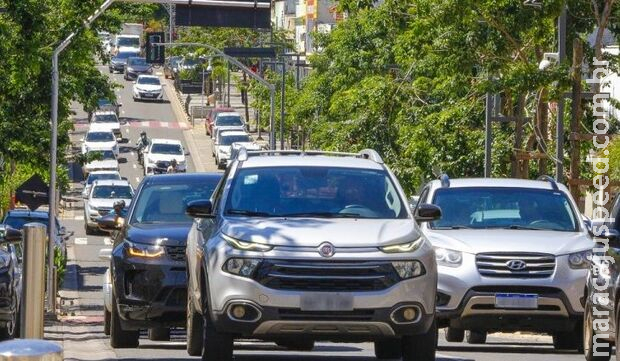 Prazo para licenciar veículos com placa final 0 termina amanhã