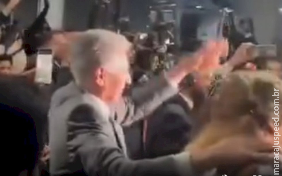 Senadora Soraya é atingida na cabeça por celular após aprovação de relatório da CPMI do 8/1