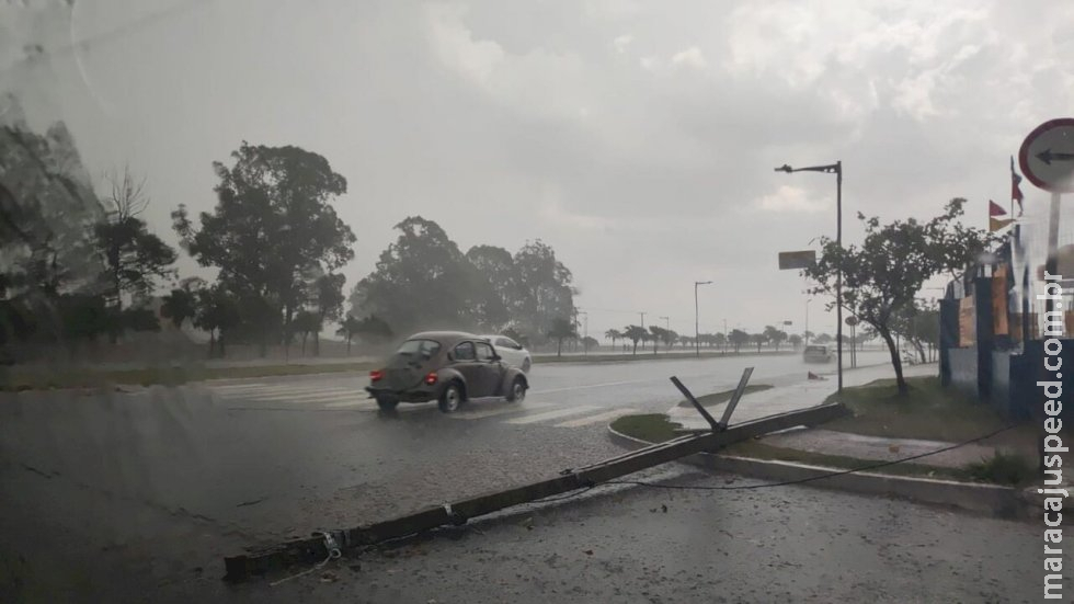 Temporal atinge Campo Grande e derruba poste de energia na avenida Duque de Caxias 