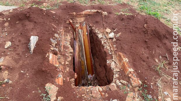 Túmulo aberto e caixão quebrado causam revolta no cemitério Santo Amaro