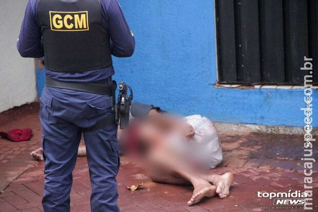 Vendedor é esfaqueado durante discussão na Praça Ary Coelho Vendedor é esfaqueado durante discussão na Praça Ary Coelho