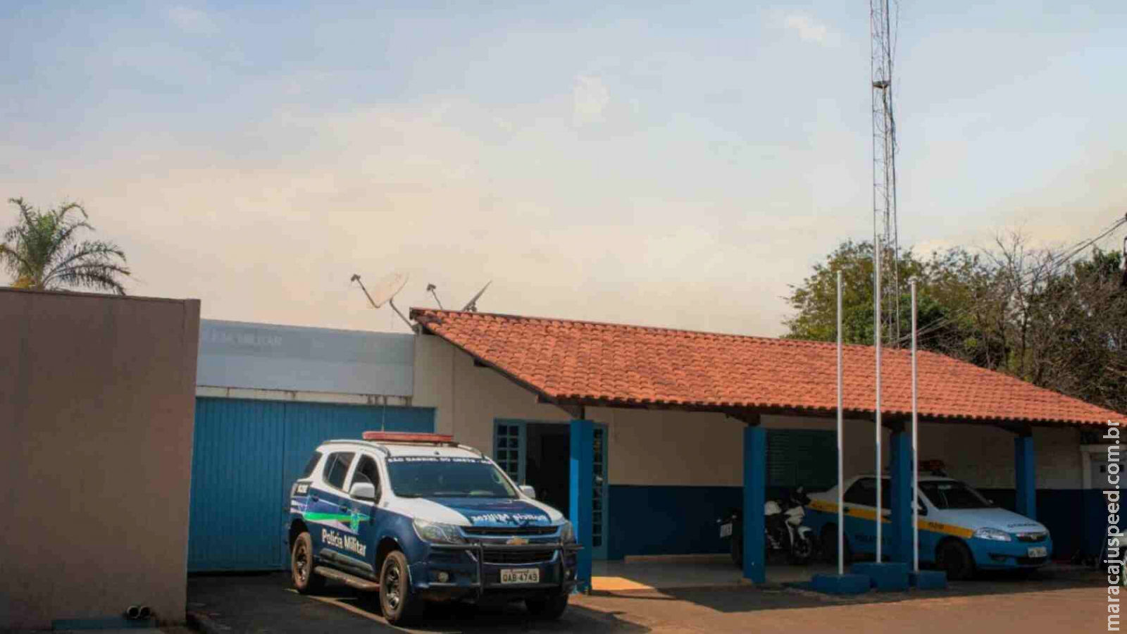 Vizinho salva mulher de ser morta enforcada com cabo de carregador pelo marido Vizinho salva mulher de ser morta enforcada com cabo de carregador pelo marido
