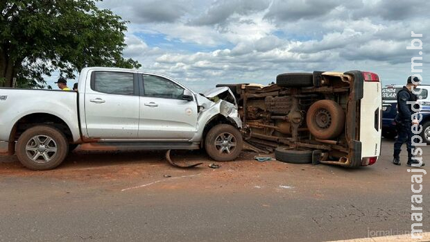 Acidente entre caminhonetes deixa Hilux tombada em rodovia de Nova Andradina Acidente entre caminhonetes deixa Hilux tombada em rodovia de Nova Andradina