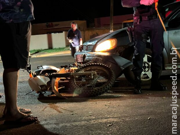 Adolescentes batem moto em carro e ficam feridos em Ivinhema Adolescentes batem moto em carro e ficam feridos em Ivinhema