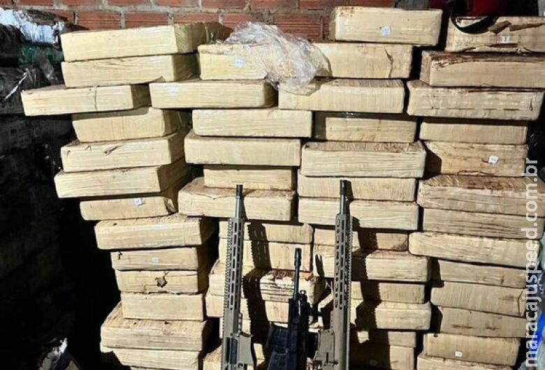 Batida policial encontra bunker com maconha e fuzis próximo a divisa com o MS