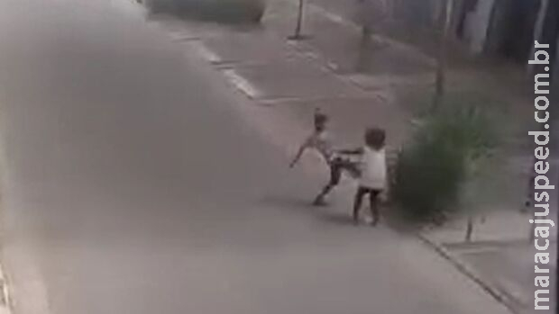 Câmera flagra momento em que homem espanca mulher no centro de Campo Grande Câmera flagra momento em que homem espanca mulher no centro de Campo Grande