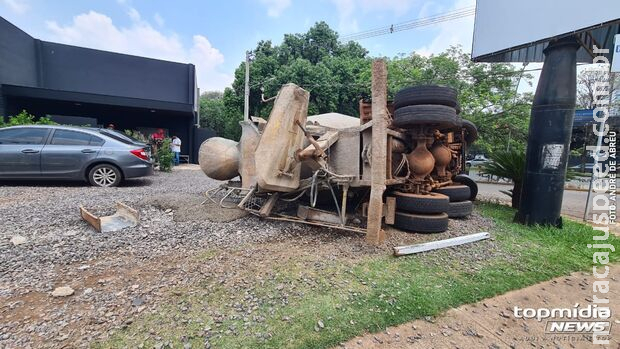 Caminhão desgovernado tomba e destrói semáforo em Campo Grande