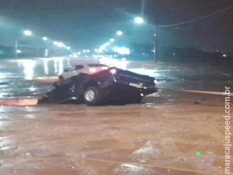 Camionete cai em cratera aberta por temporal 