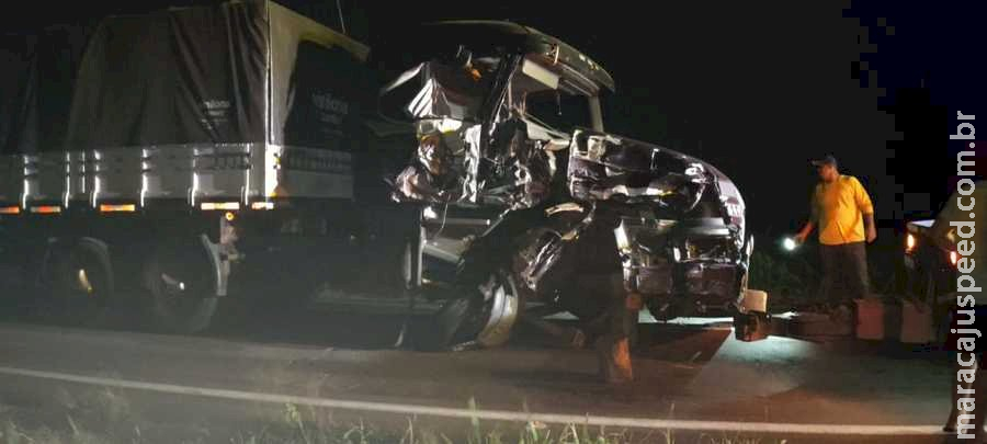 Carreta parada em rodovia tem cabine destruída ao provocar acidente com caminhão na MS-480  em Batayporã