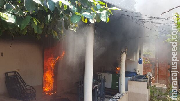 Casa pega fogo e idosos perdem tudo em Coxim; netinho estava na varanda Casa pega fogo e idosos perdem tudo em Coxim; netinho estava na varanda