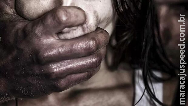 Casal ouve gritos e salva crianças que eram estupradas pelo pai