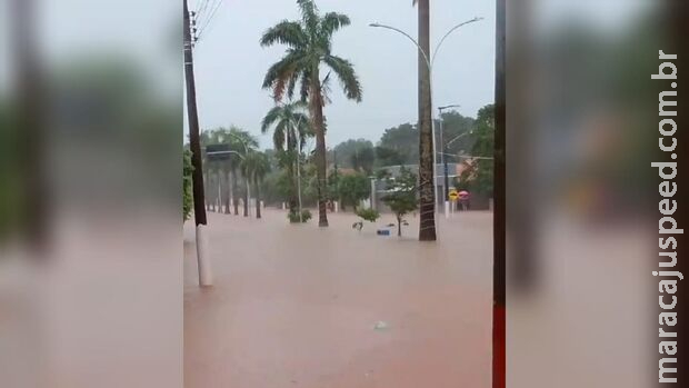Chuva forte transforma ruas de Nova Andradina e Batayporã em rios 