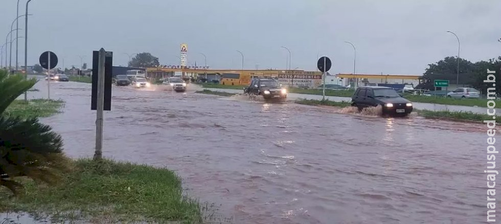 Chuva rápida causa transtornos e faz trecho de rodovia alagar em Bataguassu