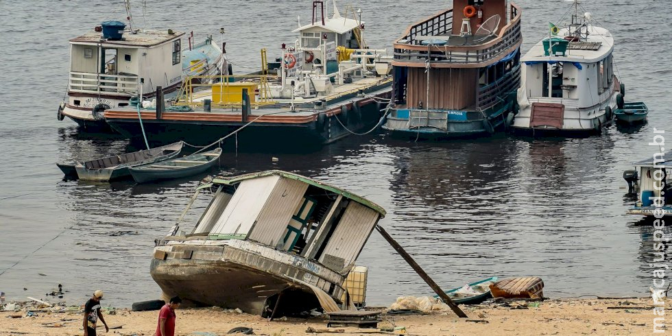 Com seca no Amazonas, ribeirinhos têm dificuldades para se locomover