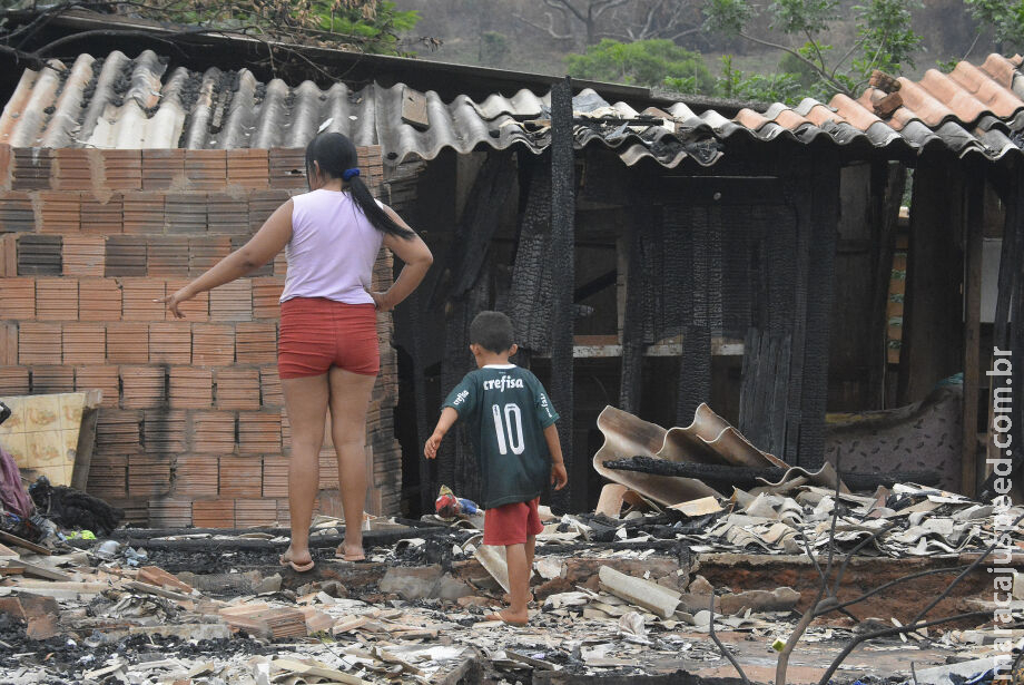 Comunidade do Mandela tenta se levantar uma semana depois do incêndio que devastou favela