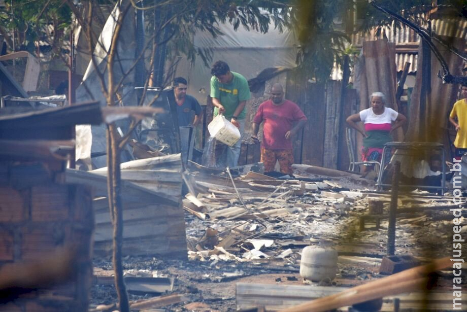 De animais a enxoval de bebê e documentos: famílias relatam que perderam tudo em incêndio De animais a enxoval de bebê e documentos: famílias relatam que perderam tudo em incêndio