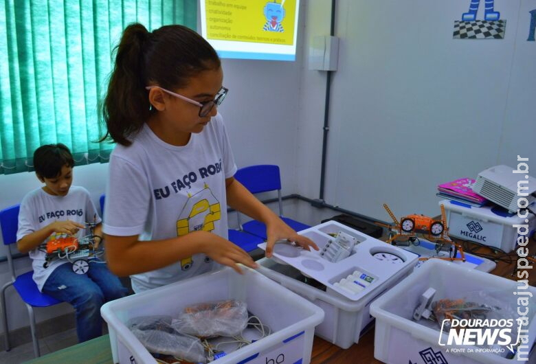 Em Dourados, senadora conhece projeto de robótica e visita obras