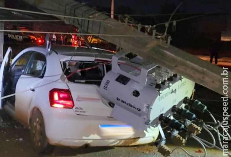 Embriagado, motorista bate carro de empresa em poste e acaba preso Embriagado, motorista bate carro de empresa em poste e acaba preso