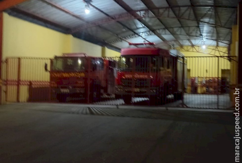 Família sai ilesa após carro bater em roda de caminhão solta no asfalto entre Juti e Caarapó Família sai ilesa após carro bater em roda de caminhão solta no asfalto entre Juti e Caarapó
