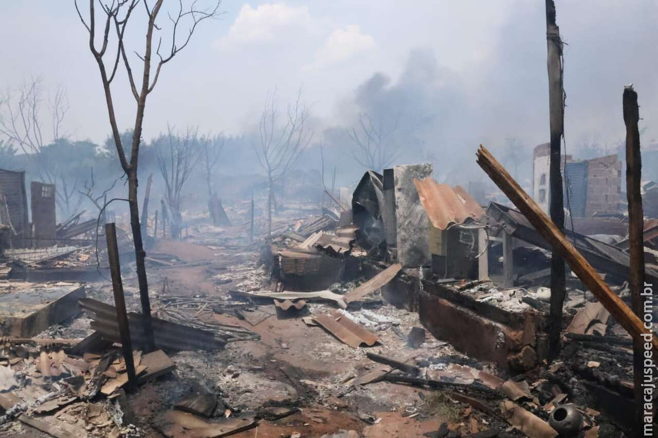 Famílias procuram por parentes em meio a chamas e barracos destruídos na favela do Mandela