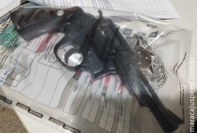 Flagrado com arma em veículo, jovem paga fiança de R$ 13 mil para responder em liberdade Flagrado com arma em veículo, jovem paga fiança de R$ 13 mil para responder em liberdade
