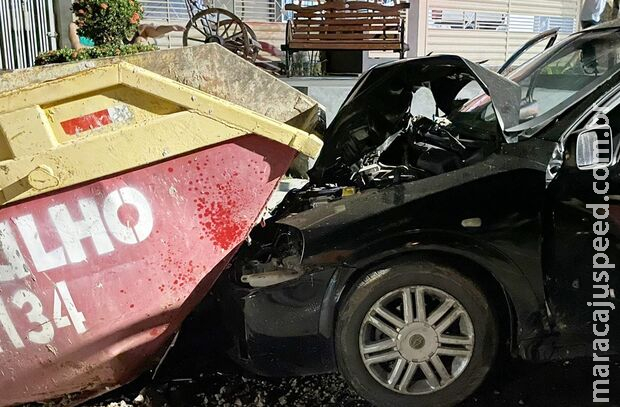 Freio falha e mulher bate carro em caçamba de entulho em Coxim Freio falha e mulher bate carro em caçamba de entulho em Coxim