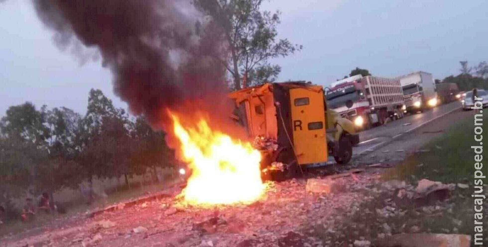 Grupo armado explode carro forte no Paraguai e duas pessoas morrem Grupo armado explode carro forte no Paraguai e duas pessoas morrem