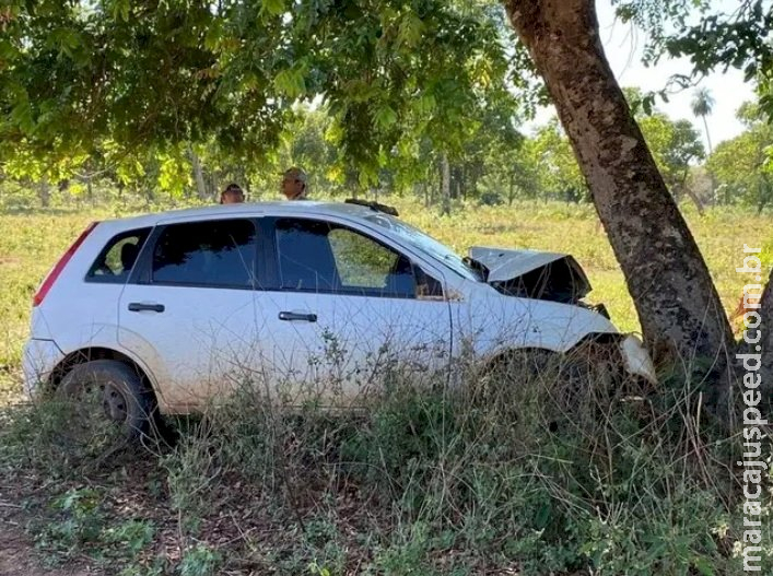 Homem é encontrado morto dentro de carro após veículo bater em árvore em Anastácio