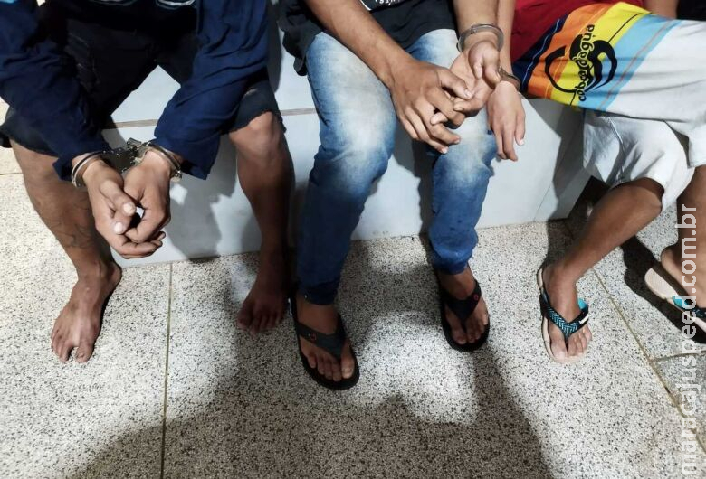 Homem estaciona perto da rodoviária e tem carro furtado; trio vai preso Homem estaciona perto da rodoviária e tem carro furtado; trio vai preso