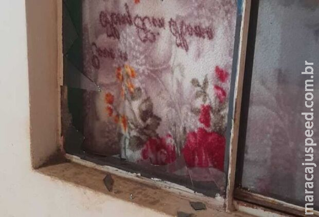 Homem estoura janela de vidro no soco e quase morre na fronteira