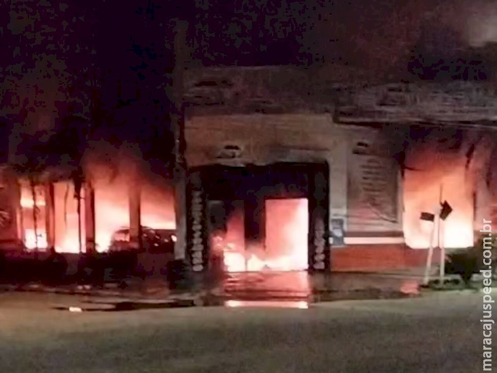 Incêndio atinge oficina mecânica e veículos ficam destruídos em Três Lagoas