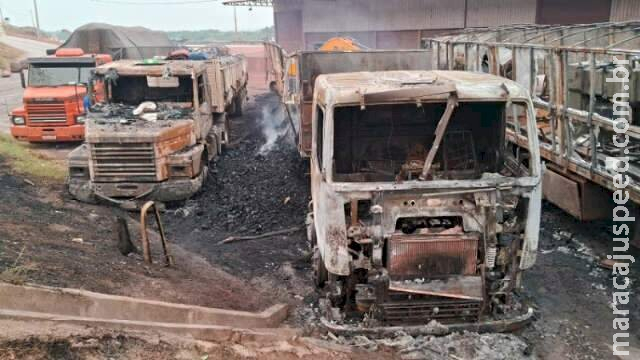 Incêndio em carga de carvão atinge 3 carretas no Porto Seco Incêndio em carga de carvão atinge 3 carretas no Porto Seco